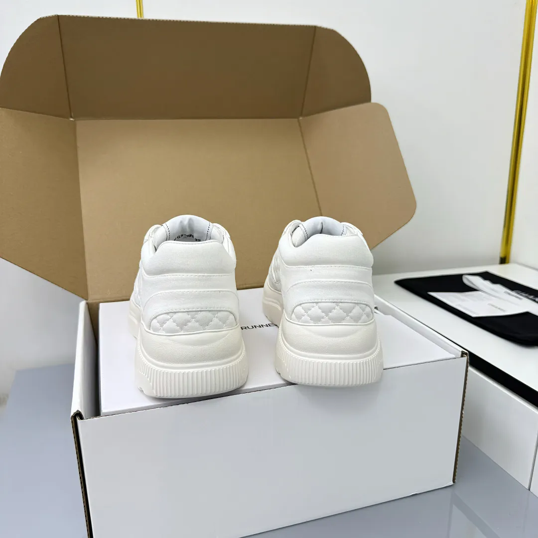👟👟Ex-factory price 620👟👟 Chanel bread shoes ~ original calfskin panda shoes Chanel 25C latest hot style panda black and white sports shoes casual sneakers Xiaoxiang hot item classic black and white panda color coco girls must pay Fabric: original custom mixed sheepskin lining: original imported breathable mesh lining outsole: Original molded rubber + TPU combination Size: Women's 35-41